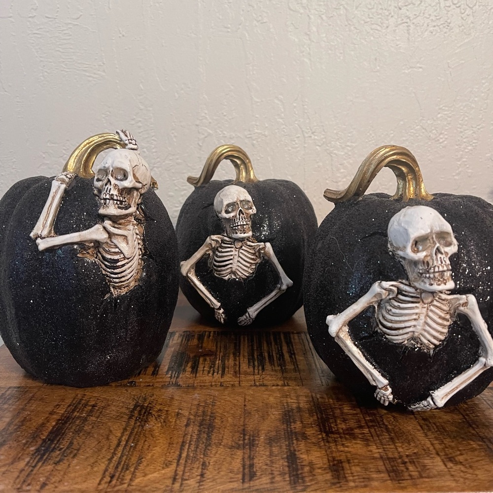 Halloween skeleton pumpkins